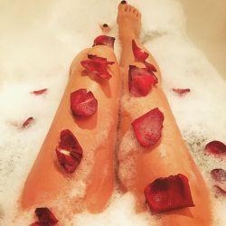 Hommage matinal à mon film préféré 🌹(et clin d'œil à ma copine @absolue_me pour l'idée du bain fleuri) #americanbeauty #bath #roses #inspo #chill by oursoncheri http://ift.tt/1TH7d1n