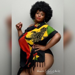 #Repost @avaloncreativearts ・・・ Beauty and Pride with model Bella Raye @plusmod_bella_raye  #alllivesmatter #allnatural  #afro #plusfashion  #psmodel  #blackmodel  #avaloncreativearts #fashionblog