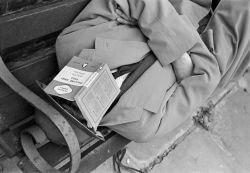 kradhe:  G.B. ENGLAND. Dover. Reporter covers his face with book for a nap. 1940.   George Rodger   