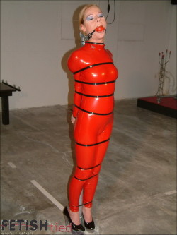 putmeinherplace:  I’m no big fan of zip-tie bondage. However, I must admit that in this instance, it does look good. 