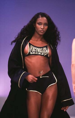 Yanae-Mk:  Naomi Campbell Walking For Victoria’s Secret, 1997  Can This Be Me?