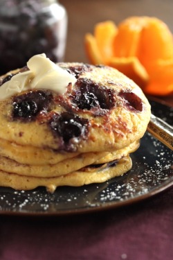 in-my-mouth:  Blueberry Cottage Pancakes   Mmmmm yum