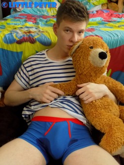 littlepeternappymonkey:  Didn’t take long to prove daddy right. Only took 5 minutes to show that my only underwear are nappies and plastic pants :) 