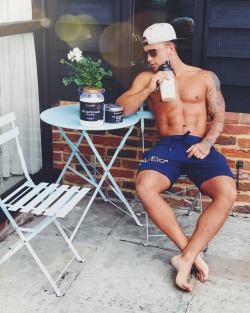 famous-male-feet:  Sam Callahan    SingerMore of him shirtless… 👉👉👉 .   More of him barefoot… 👉👉👉 .