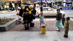 mayviefox:  lurkthejerk:  sexanddatensincity:  kissmyasajj:  sizvideos:  Human Transformer - Video  SHUT UP  In all honesty, even I would act like a child.  this is amazing.  cosplay game is so strong 