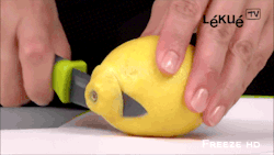 welele:  gifsboom:  Lékué Citrus Spray. [video]  Convierte cualquier fruto en spray Menos un fruto seco 