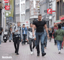 rifa:  drinkyourjuiceshelby:  jjsmithmg:  Olivier Richters walking on the street7′2ft / 2.19mts tall    Same energy
