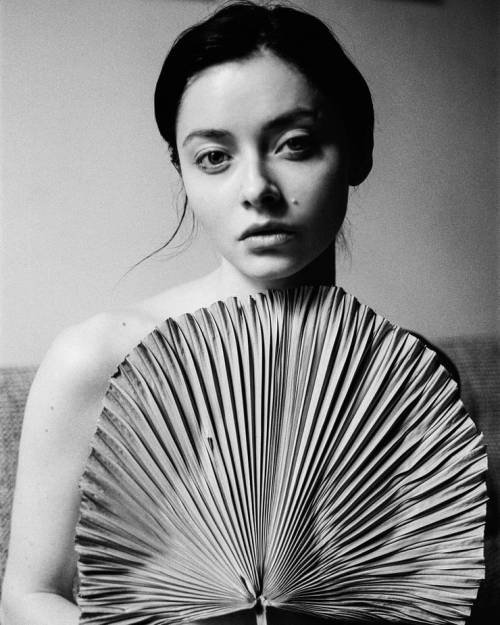 picapoll:  lostandfoundinnocence:Alina Phillips   @alinvlee with leaf  