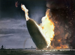 Le crash du dirigeable Hindenburg en 1937.