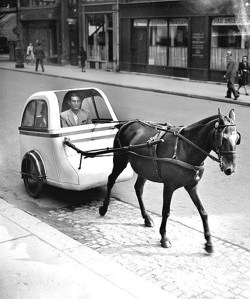photos-de-france:  Voiture hippomobile ultra-légère mise en circulation à Paris en septembre 1943. 