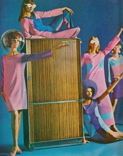 60sfashionandbeauty:  Space age Frigidaire ad featured in The Saturday Evening Post, 1966. (♥) 