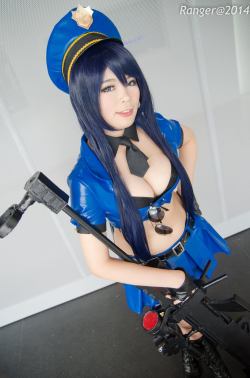 league-of-legends-sexy-girls:  Caitlyn Cosplay