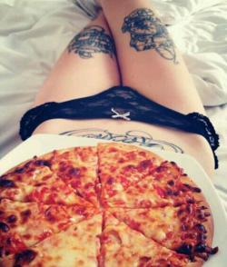 ghstking:  tattooed girls and pizza….the perfect combination 