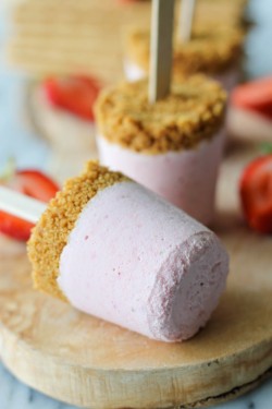 do-not-touch-my-food:  Strawberry Cheesecake Popsicles 