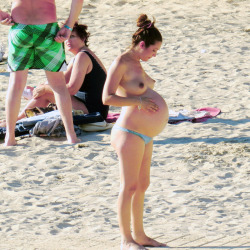 pregbab:  Sharing with everyone on the beach
