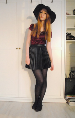 pleatedminiskirts:  pleatedminiskirts:Fashion blogger Noora Vesalainen looking pretty cool She’s so gorgeous!