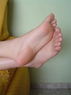 brook-horny-feet:  Great feet fetish and famous foot fetish. Hot and horny foot fetish girls online