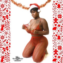Christmas is here.. so it’s all just random Christmas images from over the yrs that I could easily find via gmail search-so pump ya breaks if I don’t pose your image-  model Minnie Mars @minniemars_ #merrychristmas #pinup #sexy #eyecandy #mistletoe