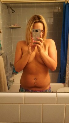 glitterlaceandlingerie:   belly lovin’ morning :) i don’t know why, but i took a 7:30 am anatomy and physiology class this semester. i hate mornings. so this is me at 6:00 am. i love my slight little hour glass curve, my little belly pouch, and how