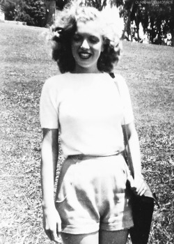 laurasaxby-deactivated20171112:  Marilyn Monroe, c. 1946. 