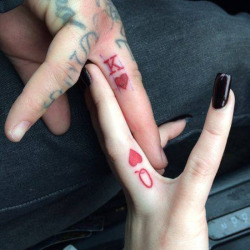pequenostatuajes:  Pequeños tatuajes en los dedos con el símbolo del rey y la reina de corazones de la baraja francesa.