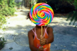 hopelesscrush:  My little sister her extreme big lollipop ;$, it’s bigger than her head, hahaha xD 