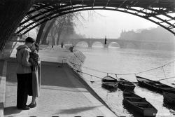 frenchvintagegallery:   Pont des Arts, Paris,  1953   by   Marc Riboud   