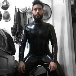 rubbrphoenixx:Suddenly I put the suit and everything turned black
