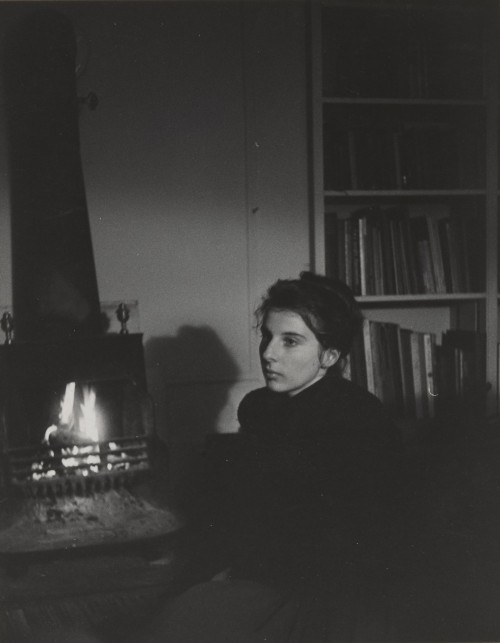 moma-photography: Mary Frank, New York, Walker Evans, January 1957, MoMA: Photography Size: 7 5/16 × 5 15/16&quot; (18.6 × 15.1 cm)Medium: Gelatin silver printhttp://www.moma.org/collection/works/187381 