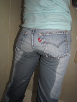 jeansbulgelevis:  I would love to share my joy   SOOO HOT!!!