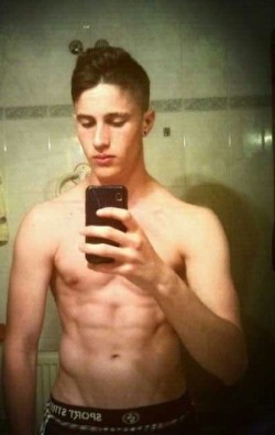 bathroomjerkoff:  He loves to show off 