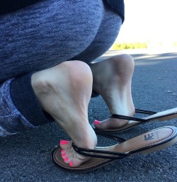 bio-feet:  freakyebonyfeettoes:  This will give you a boner 😜  #teen #feet #young #toes #pretty #soles #girl #sexy #foot ❤️❤️❤️