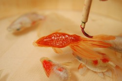 f-l-e-u-r-d-e-l-y-s:  Goldfish Paintings by Riusuke Fukahori  Though he had been creating them for years, Japanese artist Riusuke Fukahori busted out into the online art scene only last year with his three-dimensional goldfish paintings created by pouring