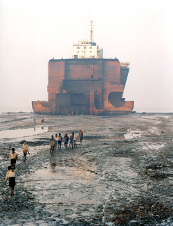 Shipbreaking #21 Chittagong, Bangladesh 2000photo: Edward Burtynsky