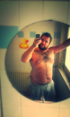 imhereforthemen:  Generik (omg see what I did there?) bathroom selfie. But there’s a duck there *quack quack* (thebeardandthebelly) 