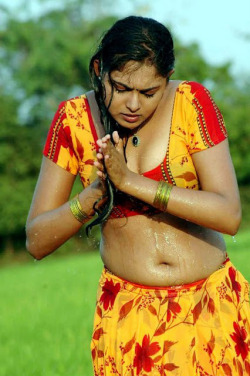 desidaru:  South Indian Actress in her early age, acted in B-Grade movies, enjoying with young hero. Teen actress playing sexy games, losing her virginity.