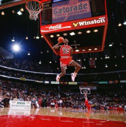  Michael Jordan soars on his way to the Slam