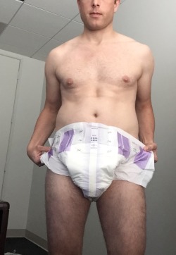 submissivejockslave:  Diapering up and back to work.   Perfection