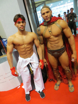 Cosplayers Come Out At NY Comic Con 2013 Ryu and 300