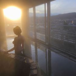 Japanese onsen, via oguro.keita  長野県 浅間温泉「帰郷亭ゆもとや」6階にある貸切風呂「なごみ」は、温泉街を見渡せる絶景。空いていれば自由に利用できます。  