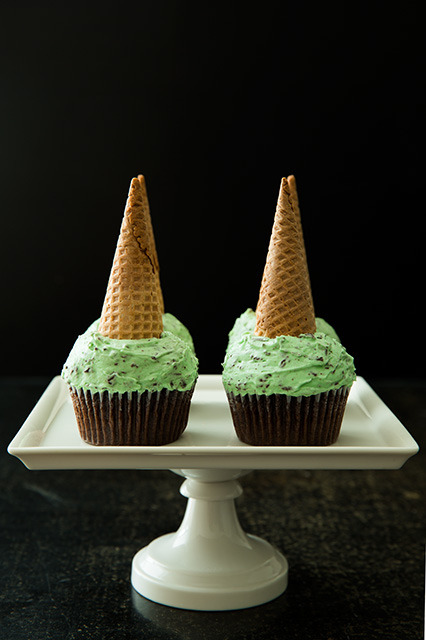 wehavethemunchies:  Chocolate Cupcakes with Fluffy Mint Chocolate Chip Buttercream Frosting 