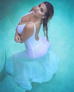 babes-in-dress:  Anastasia Kvitko in the pool https://goo.gl/prrH12