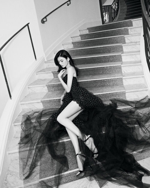 celebrity-legs-and-heels:  Ming Xi  Follow http://celebrity-legs-and-heels.tumblr.com/ for more!  (via Ming-Xi-Feet-3474815.jpg (1080×1349))