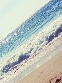 ideasviajando:  Que las olas son de magia y no de agua salada. 