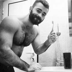sexybeardbr:  Brush. #BARBADO #musclebear #hairy #woof #furry #bathroom #SexyBeard @ned_genev    Like us: facebook.com/festaBARBADO