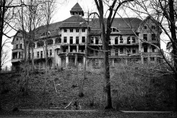 killer-facts:  An abandoned mental asylum in Schwerin, Germany.  Next time I&rsquo;m in Germany, I&rsquo;ll be doing some urban exploration!