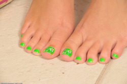 fetishadict:  feetfiends:  yum  #paintedtoes