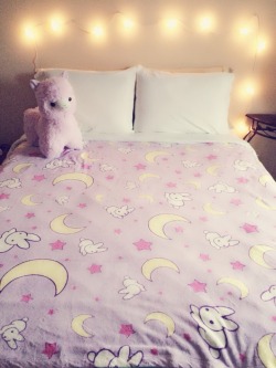 babybunnyflooflers:  ohheichou:  ragequitprincess:  My bed is calling my nameee  WHERE DID YOU GET THOSE BED SHEETS! PLEASE TELL ME!  OMG! O.O I need that bed sheet!  ALL THE JEALOUS. I want everything in this photo. &gt;_&lt;