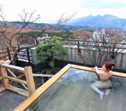 Japanese onsen, via oguro.keita  群馬県 伊香保温泉「美松館」屋上にある絶景の男女別露天。貸切露天としても利用できます。  