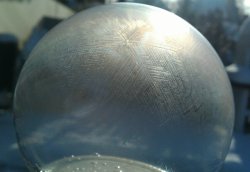 stunningpicture:  A frozen bubble 